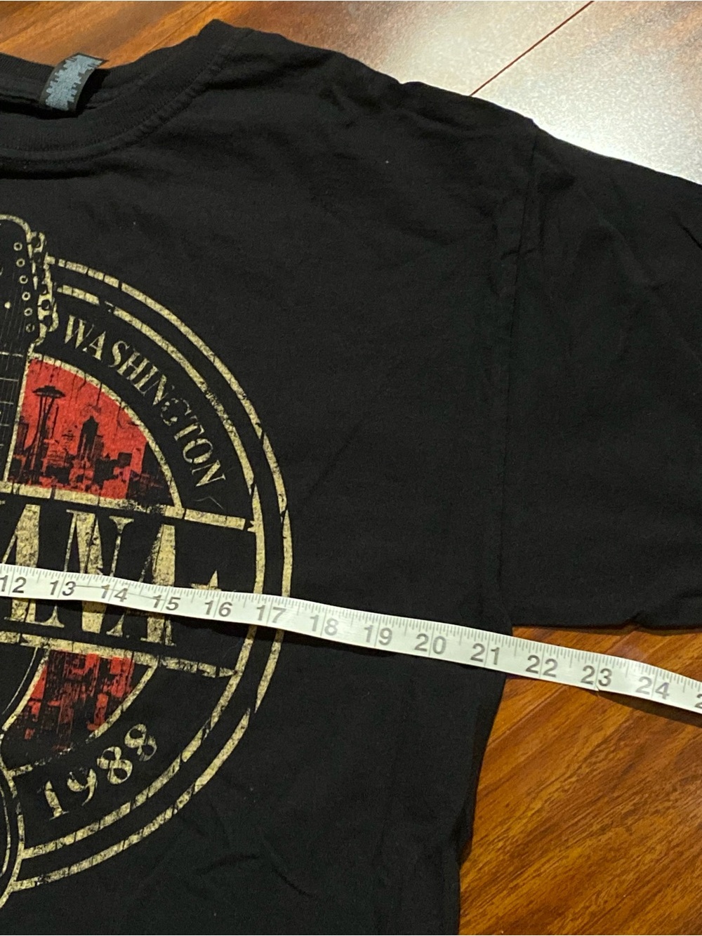 NIRVANA Black cotton Short-Sleeve Tee with Red and Gold Guitar Emblem Large - Picture 4 of 6